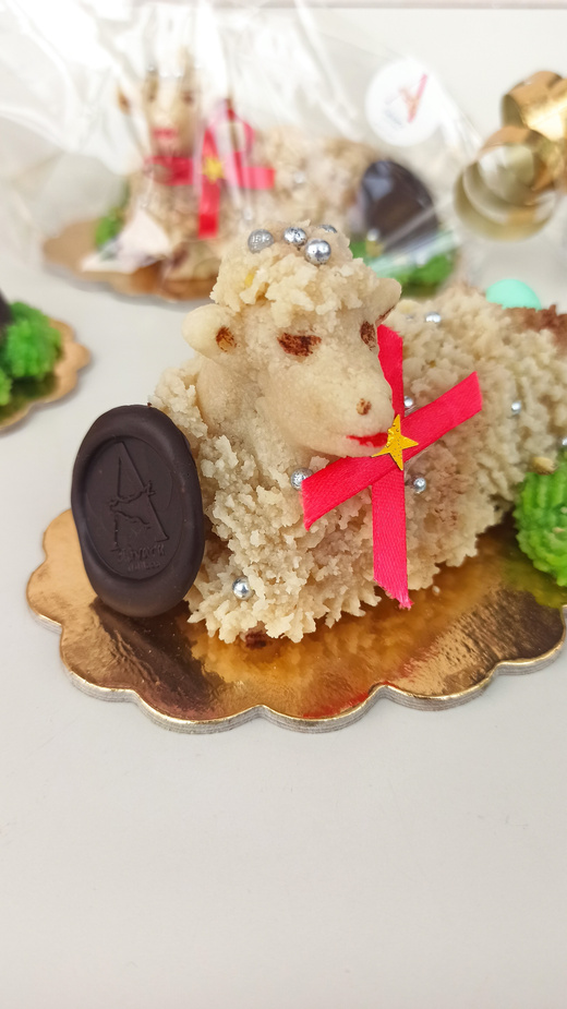 Agnello pasquale di marzapane decorato