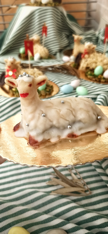 Agnello pasquale di marzapane decorato