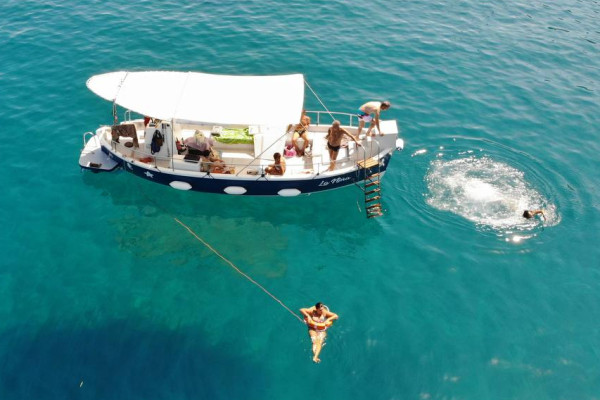 Barca privata al tramonto lungo la costa di Cefalù