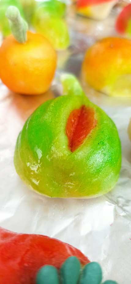 Frutta martorana di marzapane colorata a mano